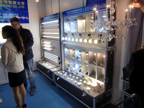 出售可以折合式、带轮子的LED展示柜